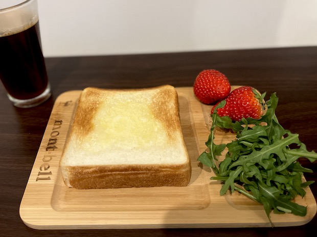 モンベルのまいにち使える竹製ワンプレート皿 パンとサラダとフルーツ