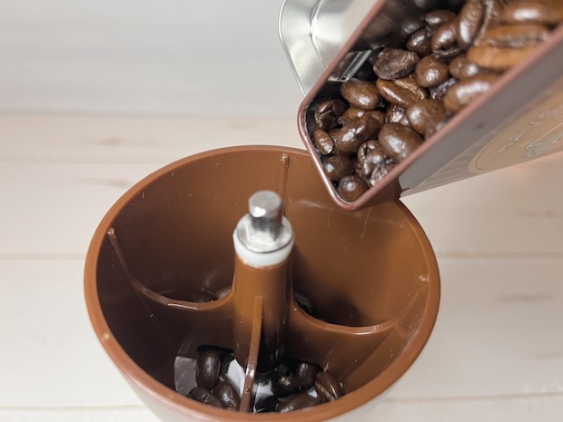 スヌーピーコーヒーミルにコーヒー豆投入