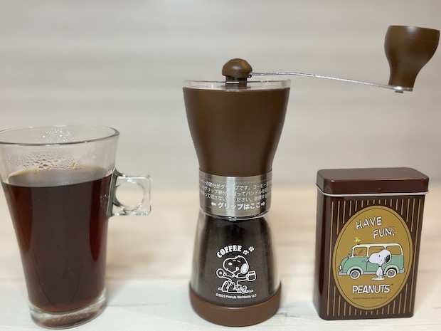 MonoMaster付録のコーヒーミルと缶とコーヒー