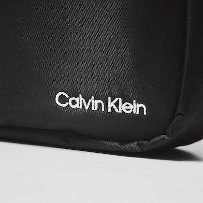 Calvin Klein ショルダーバッグ 刺繍ロゴ