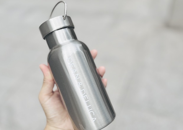 GLOW 2023年8月号増刊付録のディーン&デルーカ サーモボトル 手に持っている