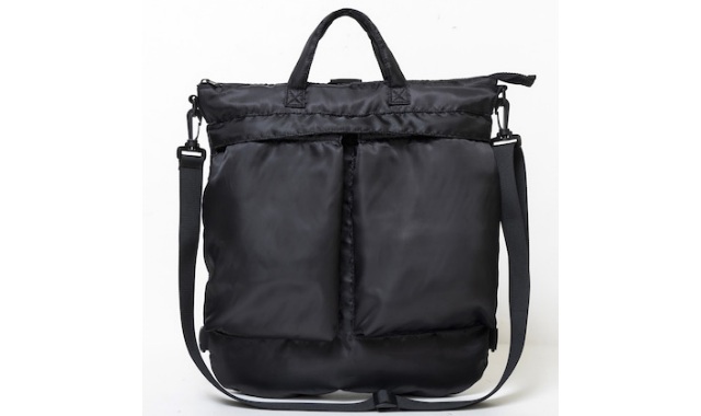 肉厚な中綿でクッション性を実現した軽量3WAYバッグ GUARD HELMET BAG BOOK BLACK