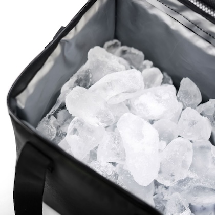 極厚断熱素材が氷をキープ！超保冷バッグ