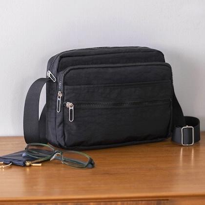 FUNZIONALE 収納しやすさを考えた9ポケットショルダーバッグ