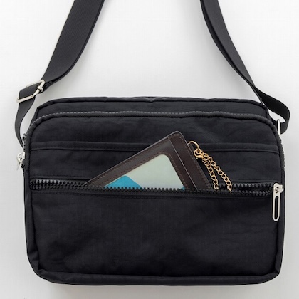 FUNZIONALE 収納しやすさを考えた9ポケットショルダーバッグ