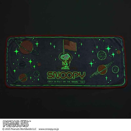 暗闇で浮かび上がる蓄光の宇宙アート！スヌーピーデザインの 光るBIGブランケット
