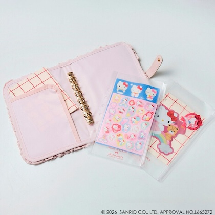 Maison de FLEUR×HELLO KITTY いちごマルチケースBOOK PINK