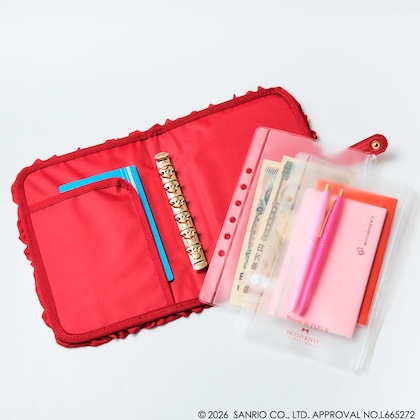 Maison de FLEUR×HELLO KITTY いちごマルチケースBOOK RED