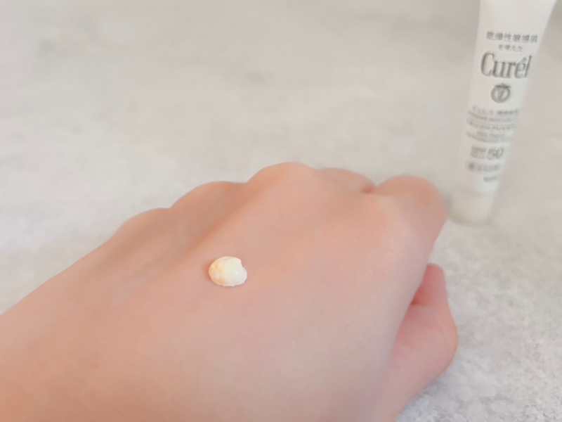 UVセラムを手に塗っている